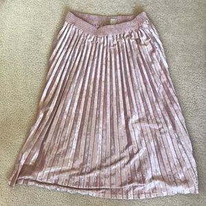 Soft pink velvet pleated skirt